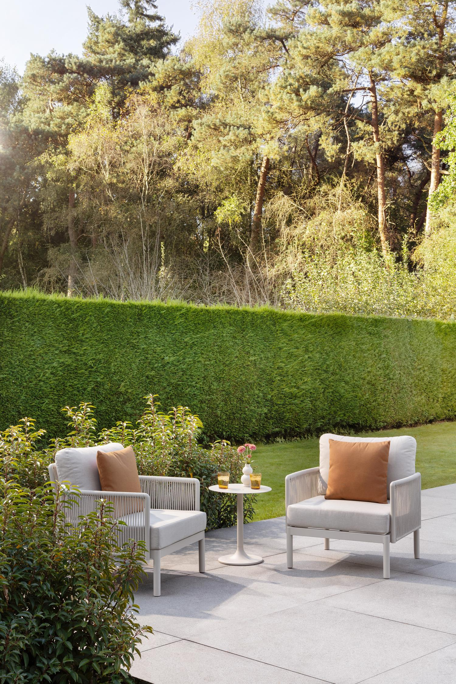 Amarante loungestoel in beige aluminium en beige verticaal geweven ronde rope met beige weather+ softtouch kussen