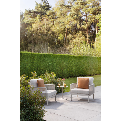 Amarante loungestoel in beige aluminium en beige verticaal geweven ronde rope met beige weather+ softtouch kussen