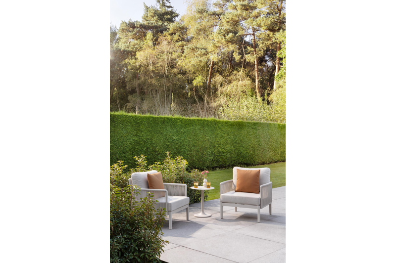 Amarante loungestoel in beige aluminium en beige verticaal geweven ronde rope met beige weather+ softtouch kussen