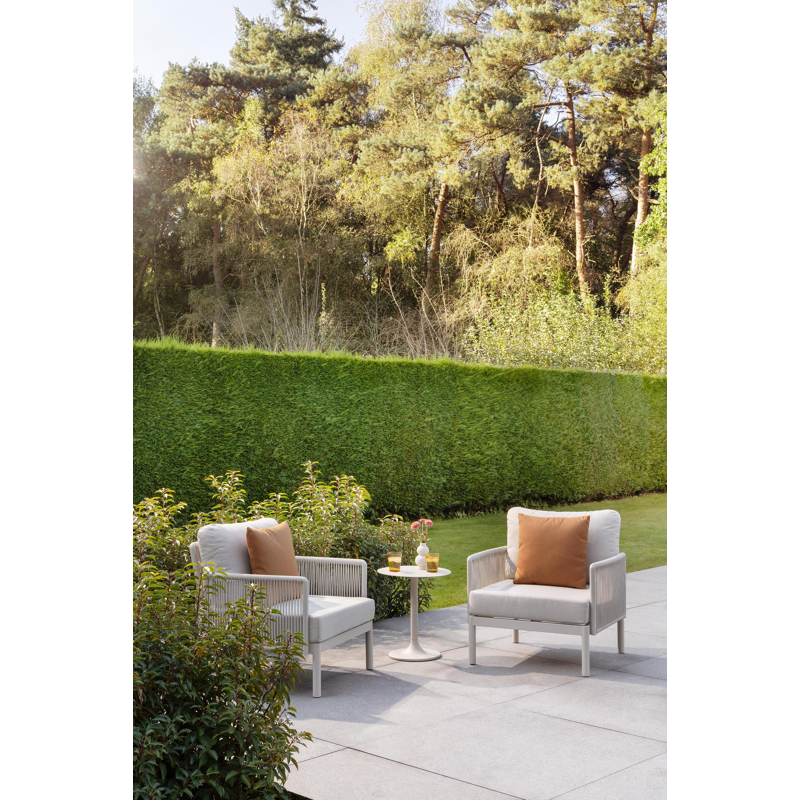 Amarante loungestoel in beige aluminium en beige verticaal geweven ronde rope met beige weather+ softtouch kussen