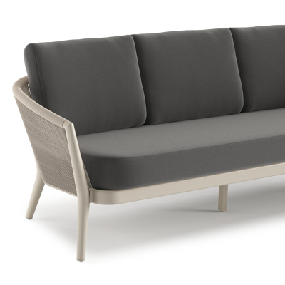 Orso loungebank in beige aluminium en beige verticaal geweven ronde rope met Natte Charcoal Chine all weather sunbrella® luxe kussen