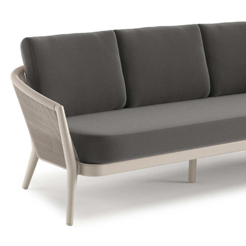 Orso loungebank in beige aluminium en beige verticaal geweven ronde rope met Natte Charcoal Chine all weather sunbrella® luxe kussen