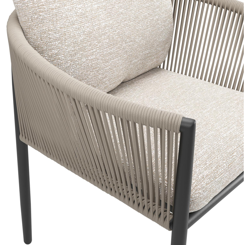 Organo tuinstoel in zwart aluminium en zwart verticaal geweven ronde rope met stoelkussen in All Weather Sunbrella® Luxe Tundra Sand