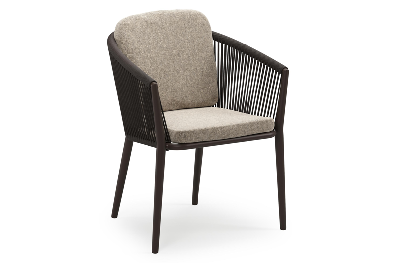 Orso stapelbare tuinstoel in donkerbruin aluminium en donkerbruin verticaal geweven ronde rope met stoelkussen in All Weather Sunbrella® Luxe Chartres Pewter