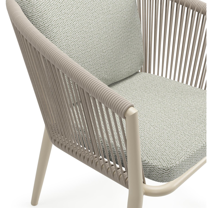 Orso tuinstoel in beige aluminium en beige verticaal geweven ronde rope met luxe zitkussen in All Weather Sunbrella® Luxe Lopi Bud