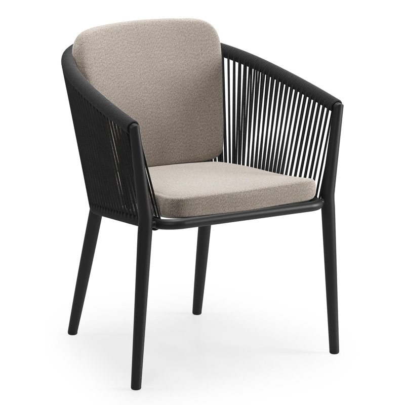 Orso tuinstoel in zwart aluminium en zwart verticaal geweven ronde rope met zitkussen in All Weather Sunbrella® Luxe Savane Coconut