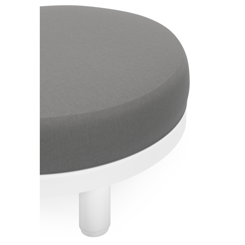 Donato poef in wit aluminium met natte charcoal chine all weather sunbrella® luxe kussen