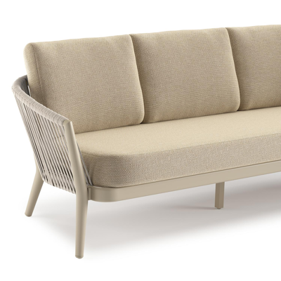 Orso loungeset in beige aluminium en beige verticaal geweven ronde rope met Althea Camel all weather cosytica kussen