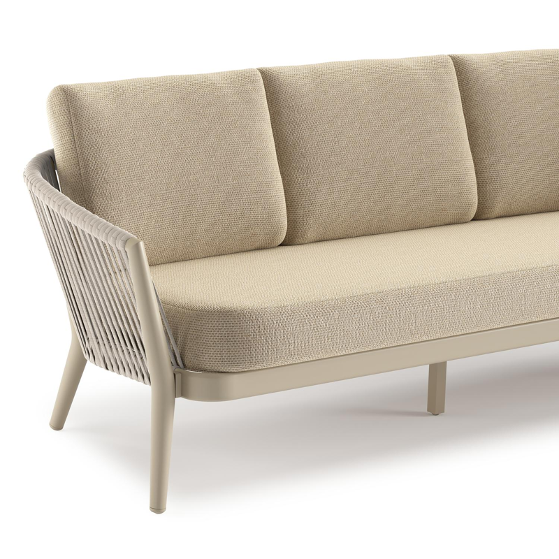 Orso loungeset in beige aluminium en beige verticaal geweven ronde rope met Althea Camel all weather cosytica kussen