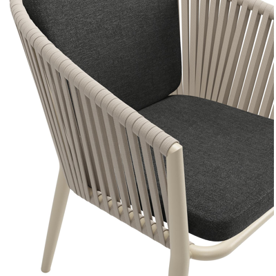 Chaise de jardin Orso en aluminium beige et corde plate tissée verticalement beige avec coussin en All Weather Sunbrella® Luxe Chartres Sooty