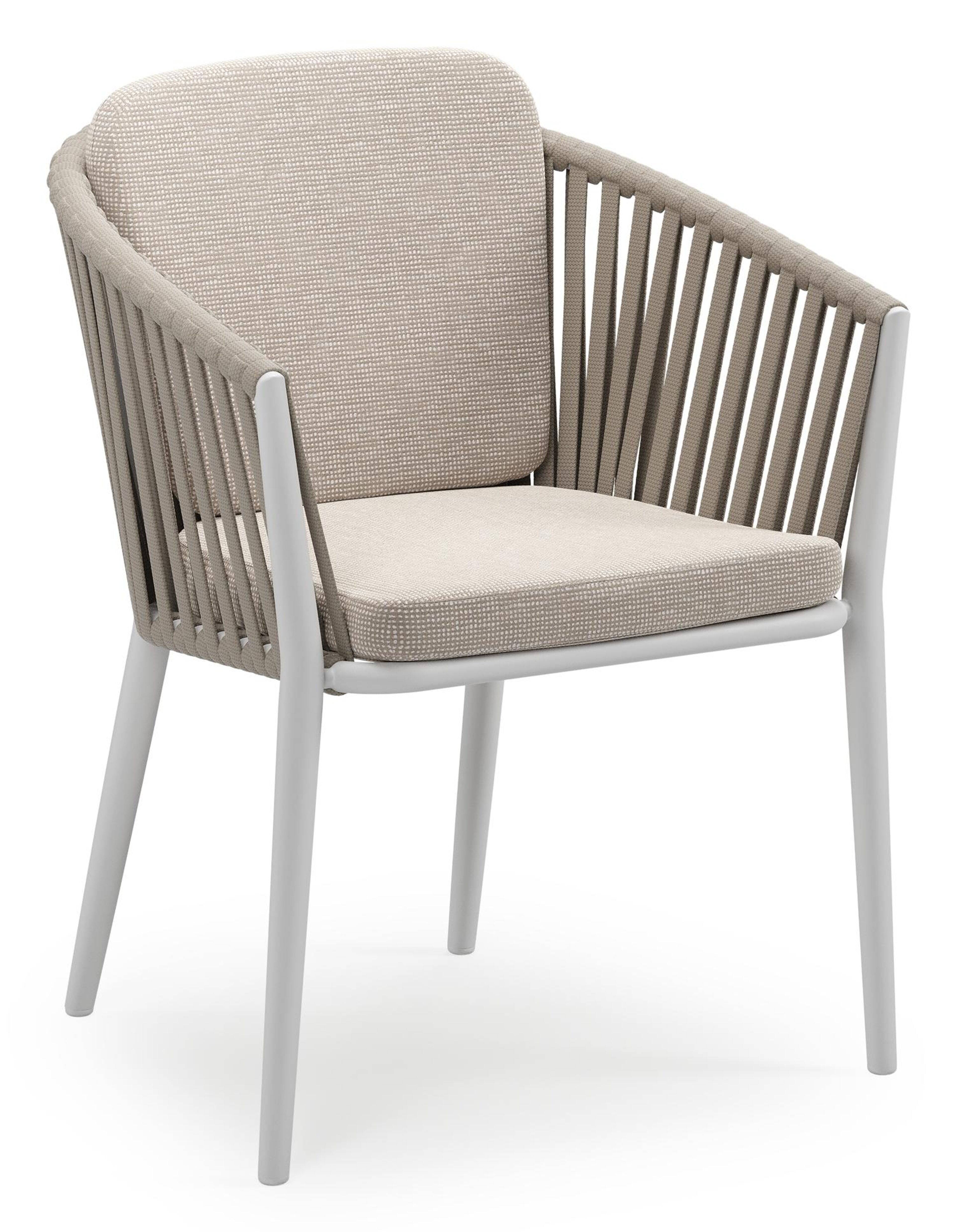 Orso stapelbare tuinstoel in wit aluminium en beige verticaal geweven luxe vlakke brede rope met stoelkussen in All Weather Sunbrella® Luxe Slow Farafra