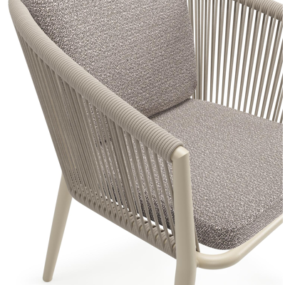 Orso tuinstoel in beige aluminium en beige verticaal geweven ronde rope met luxe zitkussen in All Weather Sunbrella® Luxe Wander Granite