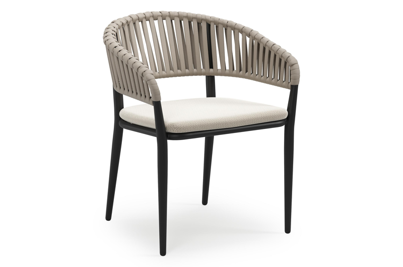 Tolfa stapelbare tuinstoel in zwart aluminium en beige verticaal geweven luxe vlakke brede rope met stoelkussen in All Weather Sunbrella® Luxe Lopi Marble