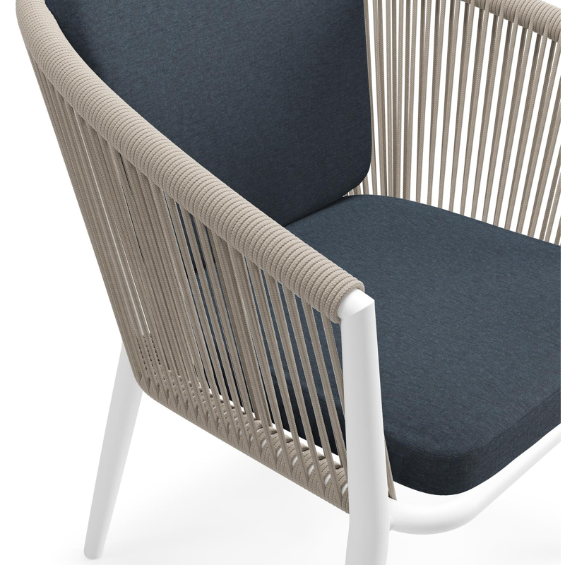 Orso tuinstoel in wit aluminium en beige verticaal geweven ronde rope met zitkussen in All Weather Sunbrella® Luxe Heritage Indigo