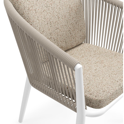 Chaise de jardin Orso en aluminium blanc et corde ronde tissée verticalement beige avec coussin luxe en All Weather Cosytica Bora Jungle