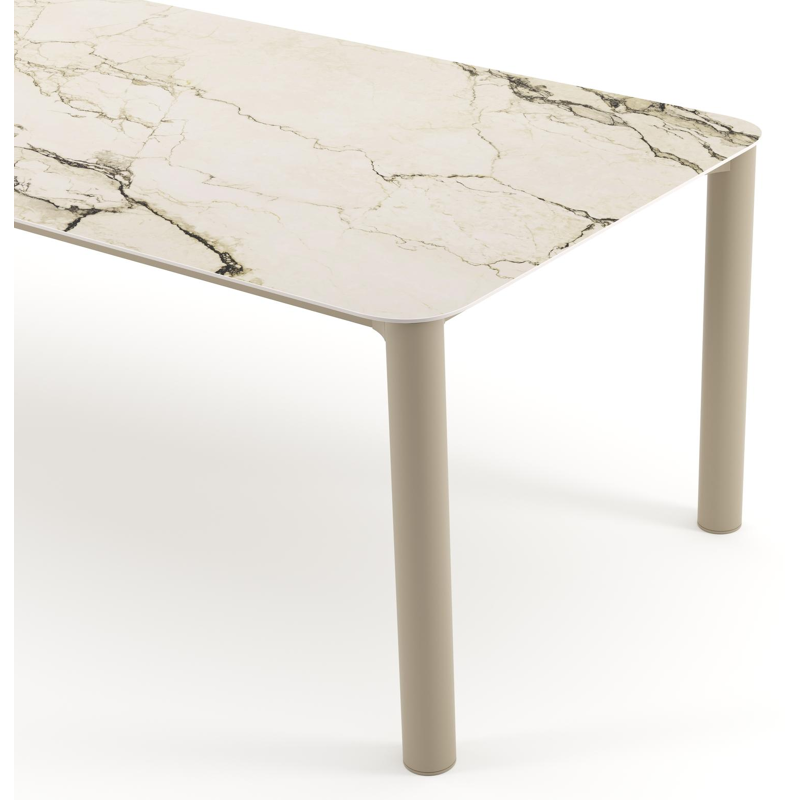 Table de jardin Orso rectangulaire arrondi en aluminium beige et céramique pleine Colorado Dunes - Lg. 240 x Lrg. 100 x Haut. 74.5 cm