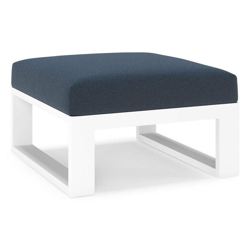 Verato poef in wit aluminium met heritage indigo all weather sunbrella® luxe kussen