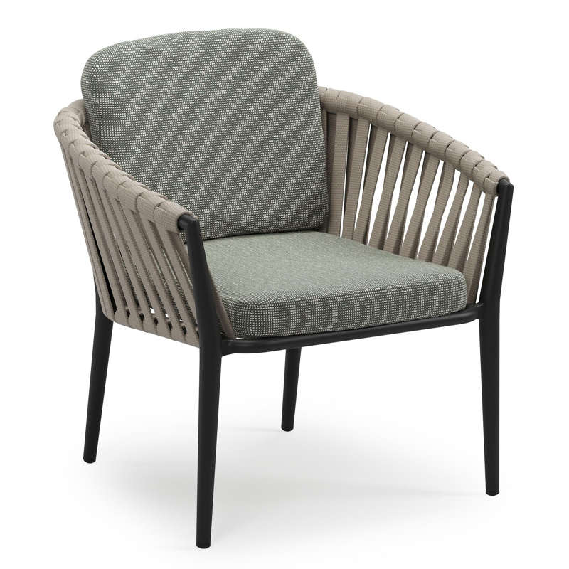 Orso low dining tuinstoel in zwart aluminium en beige verticaal geweven luxe vlakke brede rope met stoelkussen in All Weather Sunbrella® Luxe Slow Fern