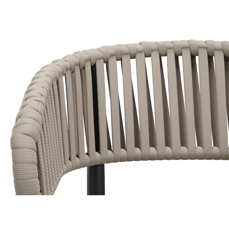 Tolfa stapelbare tuinstoel in zwart aluminium en beige verticaal geweven luxe vlakke brede rope met stoelkussen in All Weather Sunbrella® Luxe Wander Granite