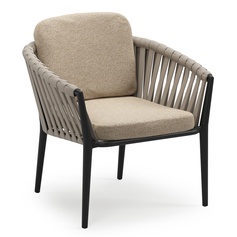 Orso low dining tuinstoel in zwart aluminium en beige verticaal geweven luxe vlakke brede rope met stoelkussen in All Weather Cosytica Madagascar Oak