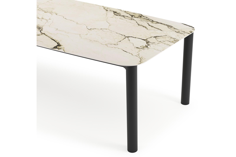 Orso tuintafel bootvorm in zwart aluminium en volkeramiek colorado dunes - L 315 x B 115 x H 75 cm