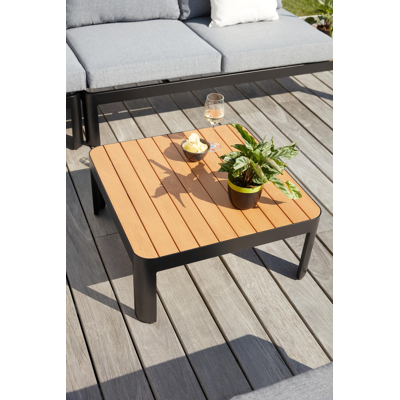 Salon de jardin d'angle Ellara en aluminium noir et polywood avec coussin en gris polyester et table basse