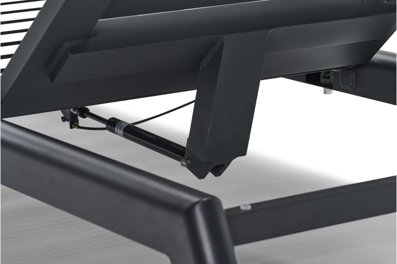 Cirello verstelbaar ligbed met pompsysteem in zwart aluminium met lopi shadow all weather sunbrella® luxe kussen