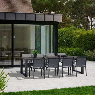 Ensemble de jardin Livo en aluminium noir avec plateau de table en céramique pleine noir et 8 chaises de jardin empilables Bareto