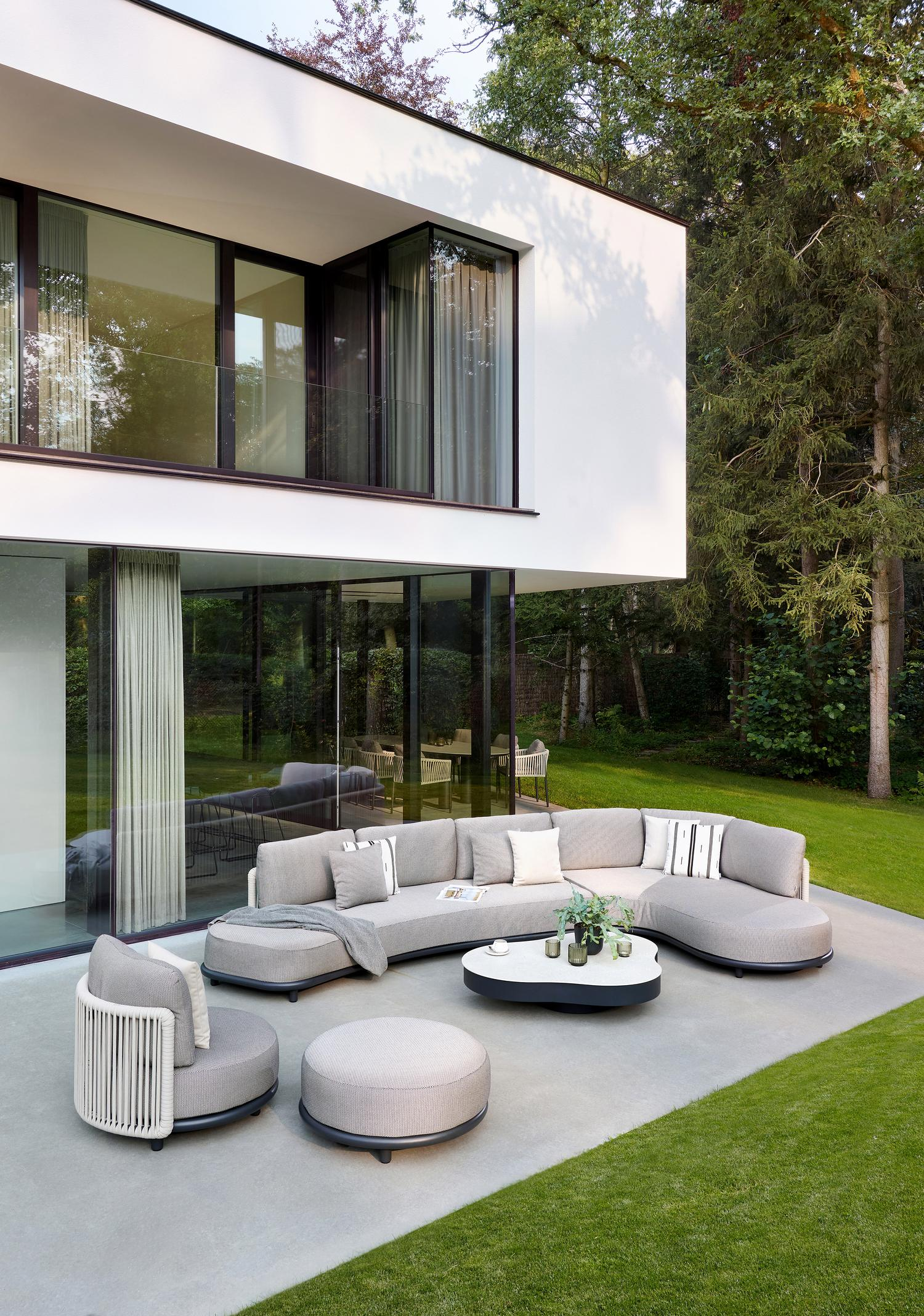 Salon de jardin d'angle Lomano en aluminium noir et corde luxe plate tissée verticalement beige et coussins en all weather cosytica Althea Off White