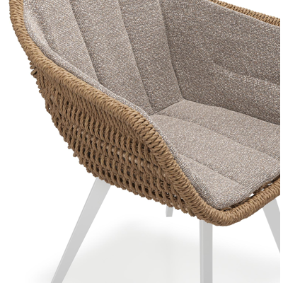 Chaise de jardin Pagino en aluminium blanc et résine tressée ronde brun avec coussin en All Weather Sunbrella® Luxe Wander Manioc