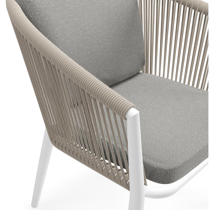 Orso tuinstoel in wit aluminium en beige verticaal geweven ronde rope met luxe zitkussen in All Weather Sunbrella® Luxe Savane Zinc