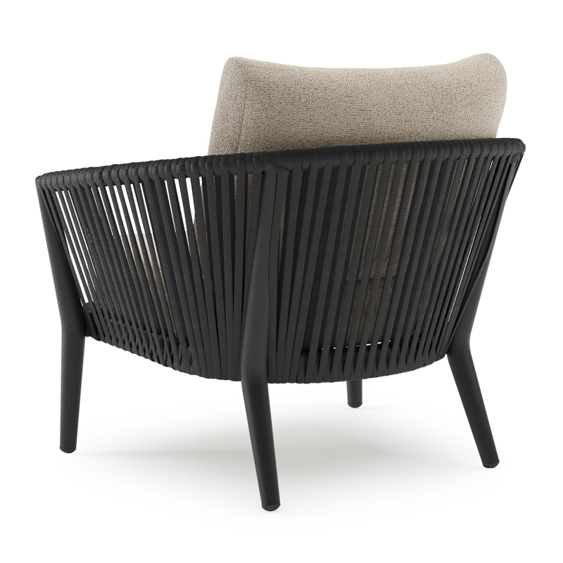 Orso loungestoel in zwart aluminium en zwart verticaal geweven luxe vlakke rope met Marbella Beige all weather cosytica kussen