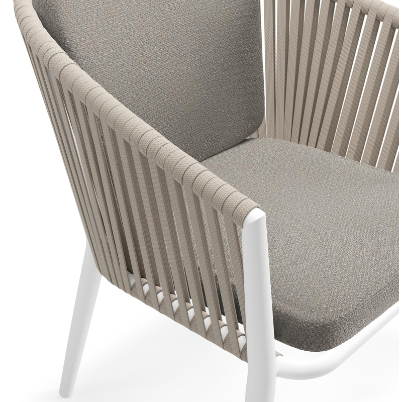 Chaise de jardin Orso en aluminium blanc et corde plate tissée verticalement beige avec coussin en All Weather Sunbrella® Luxe Lopi Silver