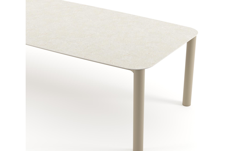 Table de jardin Orso forme de bateau en aluminium beige et céramique pleine Shilin - Lg. 315 x Lrg. 115 x Haut. 74.5 cm