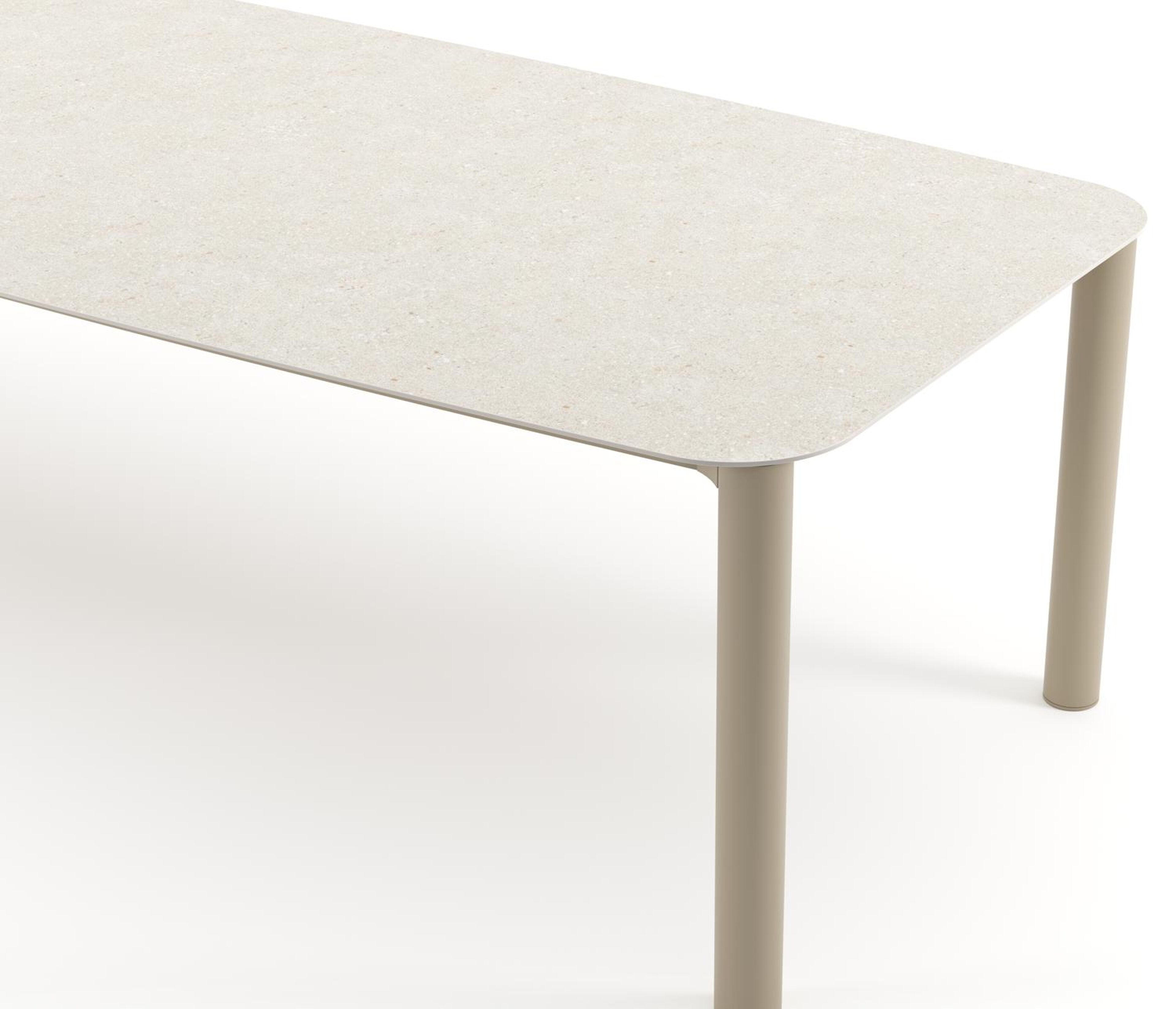 Orso tuintafel bootvorm in beige aluminium en volkeramiek Shilin - L 315 x B 115 x H 74.5 cm