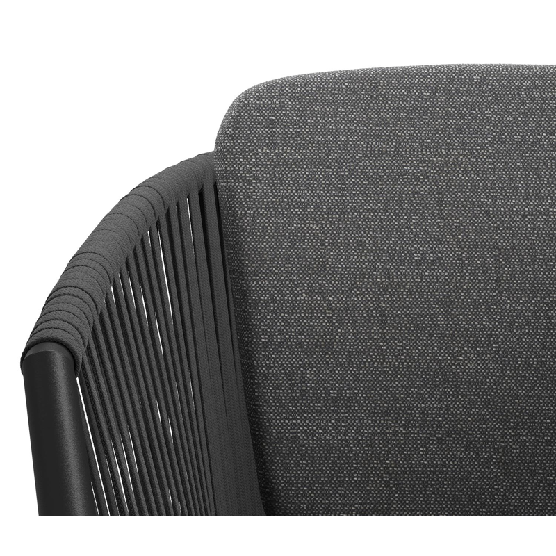 Orso tuinstoel in zwart aluminium en zwart verticaal geweven vlakke rope met kussen in savane tornado all weather sunbrella® luxe