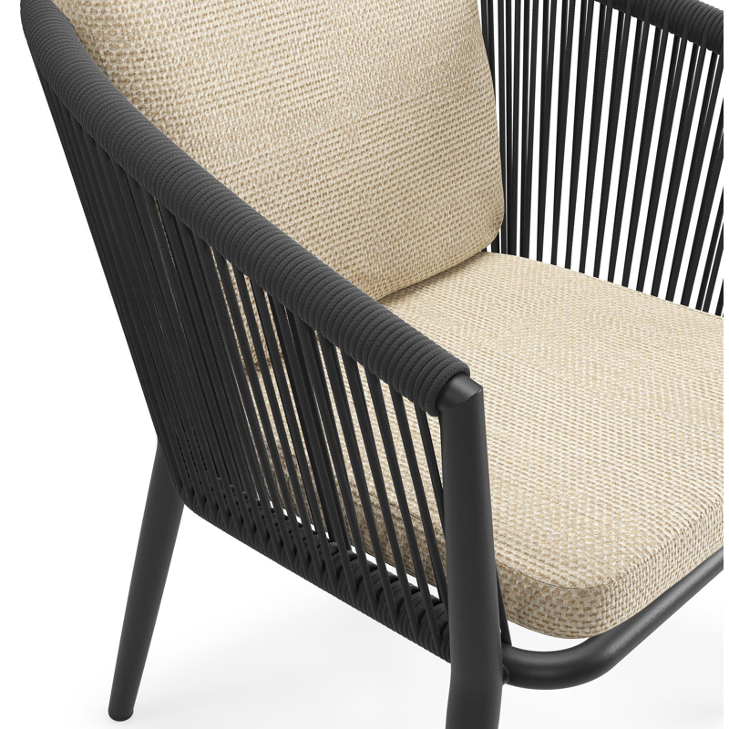 Orso tuinstoel in zwart aluminium en zwart verticaal geweven ronde rope met luxe zitkussen in All Weather Cosytica Althea Camel