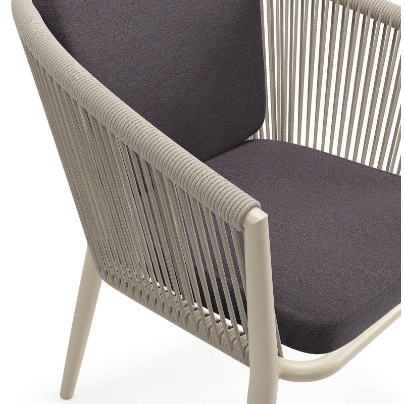 Chaise de jardin Orso en aluminium beige et corde ronde tissée verticalement beige avec coussin en All Weather Sunbrella® Luxe Tundra Red