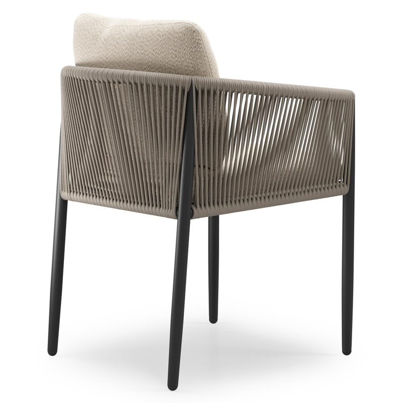 Organo tuinstoel in zwart aluminium en zwart verticaal geweven ronde rope met stoelkussen in All Weather Sunbrella® Luxe Lopi Sand