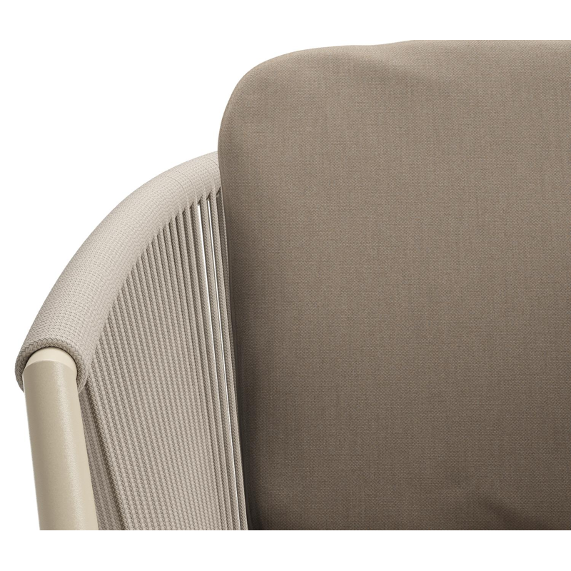 Orso tuinstoel in beige aluminium en beige verticaal geweven ronde rope met luxe zitkussen in All Weather Sunbrella® Luxe Natte Heather Grey