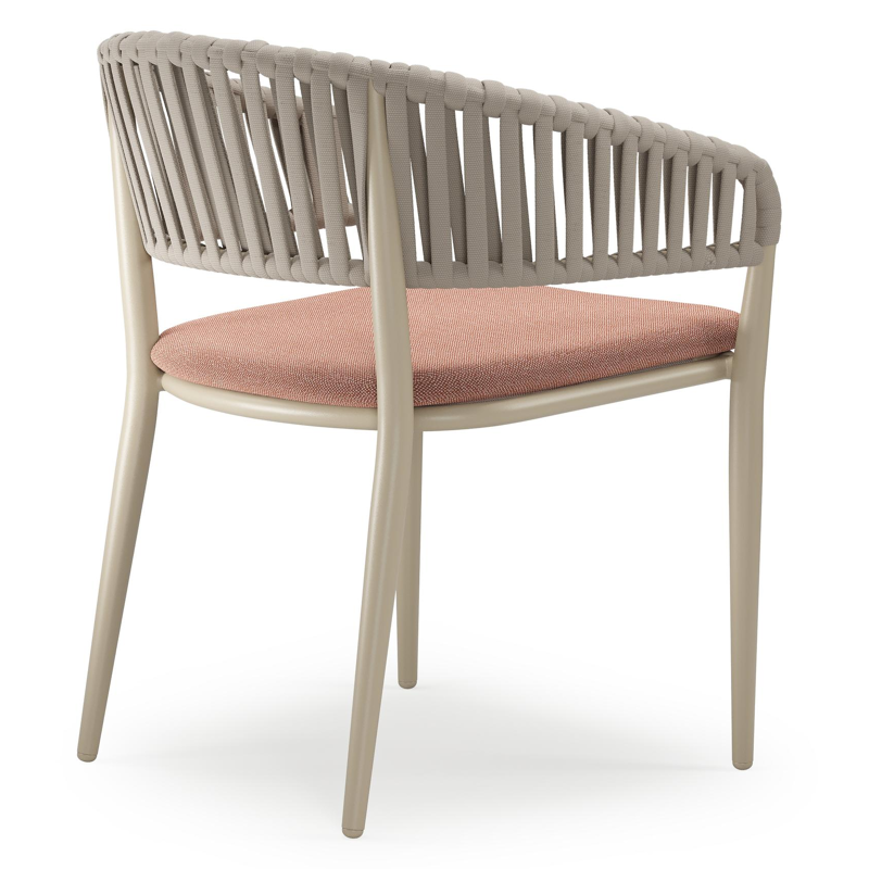 Tolfa stapelbare tuinstoel in beige aluminium en beige verticaal geweven luxe vlakke brede rope met stoelkussen in All Weather Sunbrella® Luxe Savane Rust