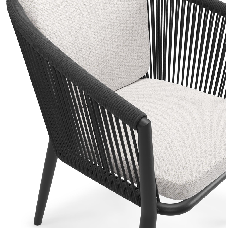 Orso tuinstoel in zwart aluminium en zwart verticaal geweven ronde rope met zitkussen in All Weather Solica Ego Eggshell