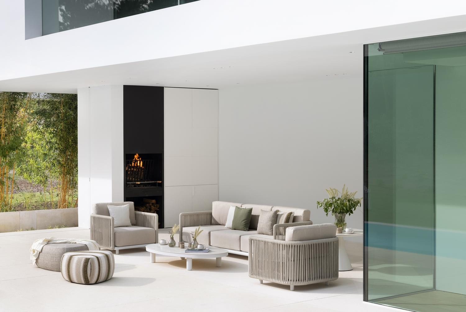 Organo loungeset in wit aluminium en beige verticaal geweven luxe vlakke rope met chartres pewter all weather sunbrella® luxe kussens