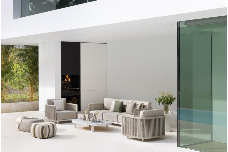 Organo loungebank in wit aluminium en beige verticaal geweven luxe vlakke rope met marbella beige all weather Cosytica kussen