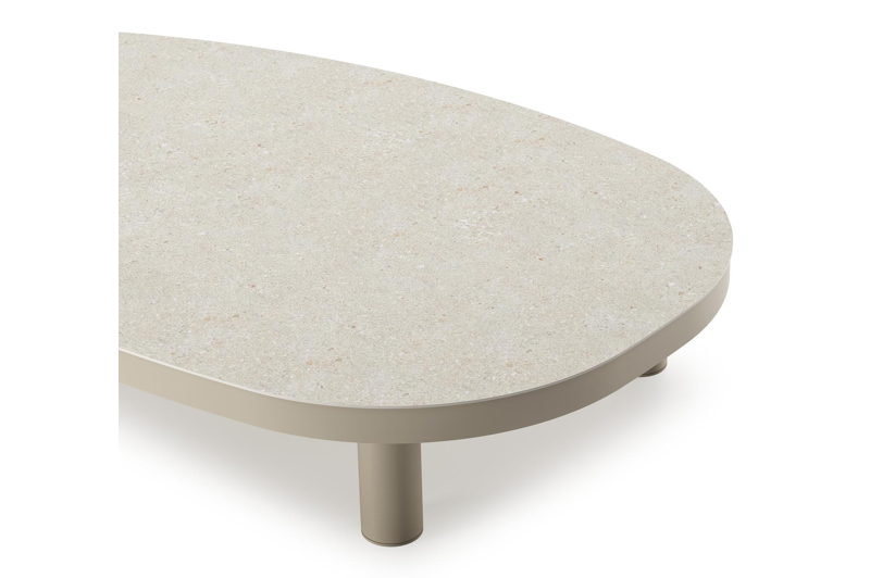 Donato loungetafel organisch in beige aluminium en volkeramiek Shilin - L 151 x B 90 x H 24.5 cm