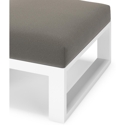 Verato poef in wit aluminium met natte dark taupe all weather sunbrella® luxe kussen