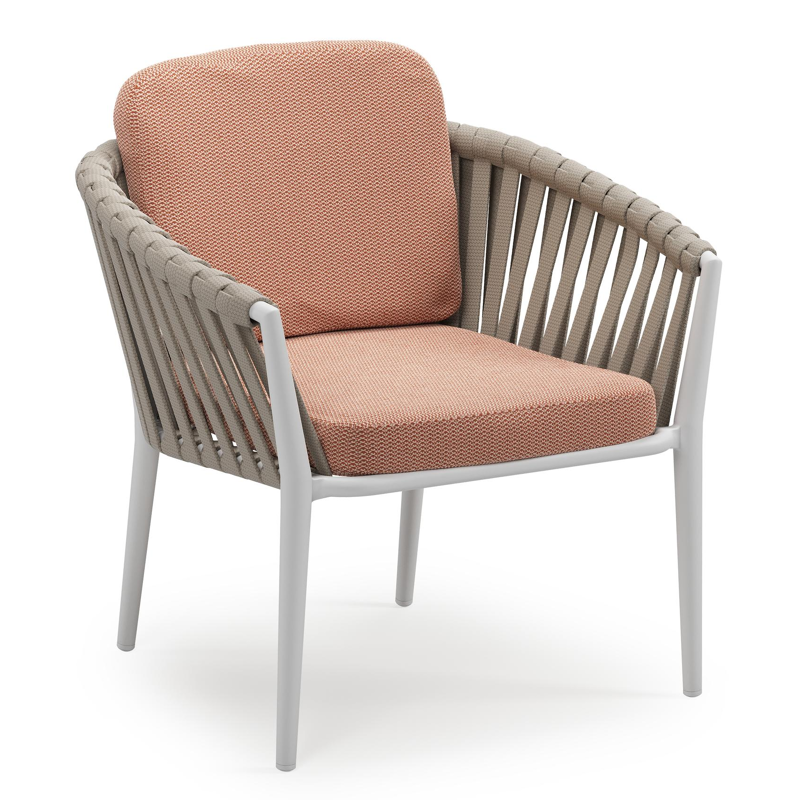 Orso low dining tuinstoel in wit aluminium en beige verticaal geweven luxe vlakke brede rope met stoelkussen in All Weather Sunbrella® Luxe Lopi Fawn