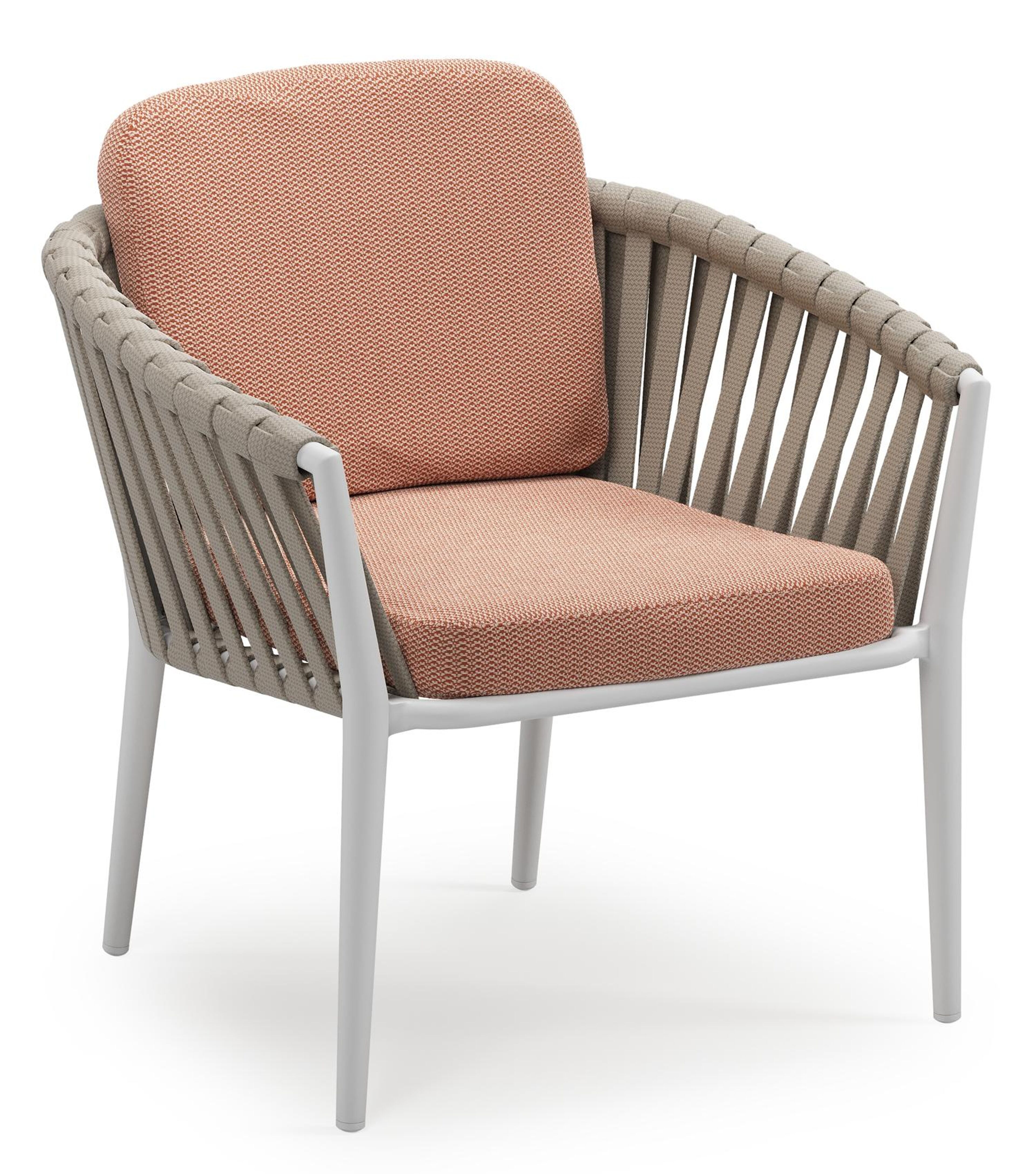 Orso low dining tuinstoel in wit aluminium en beige verticaal geweven luxe vlakke brede rope met stoelkussen in All Weather Sunbrella® Luxe Lopi Fawn