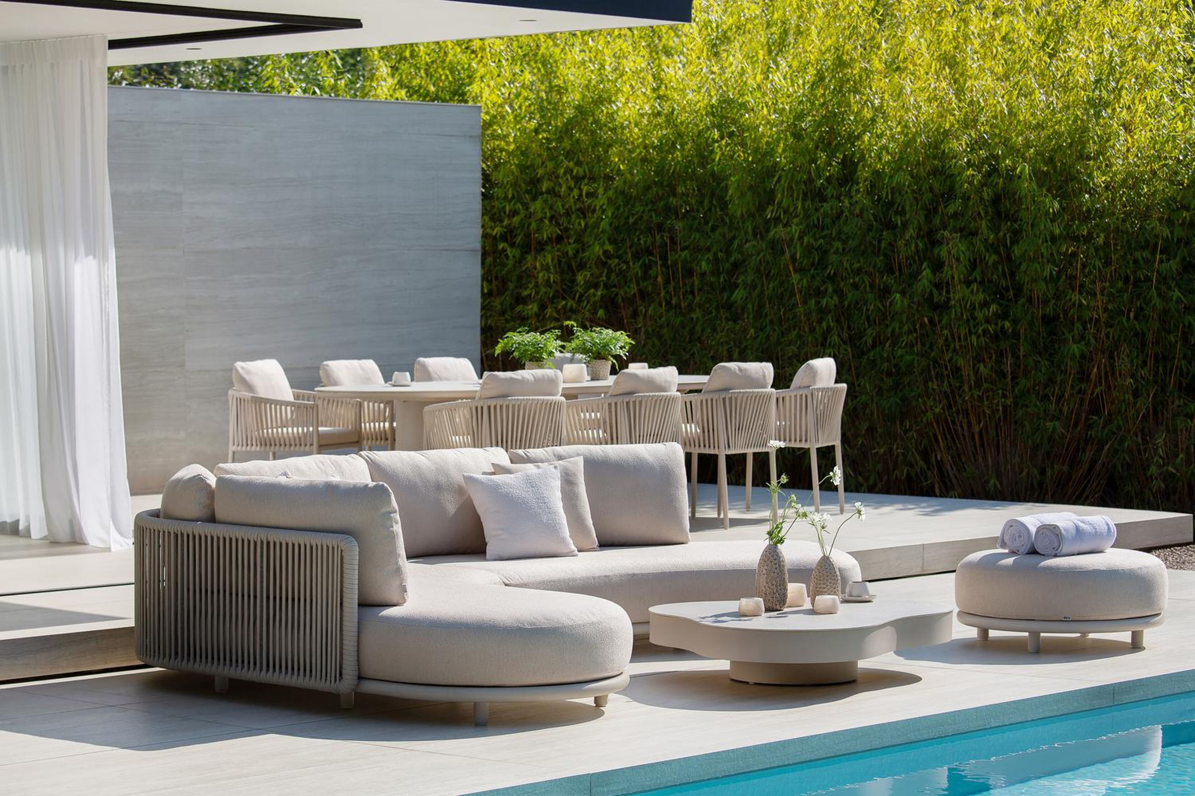 Lomano loungetafel cloud in beige aluminium en volkeramiek Shilin - L 131 x B 108 x H 25 cm