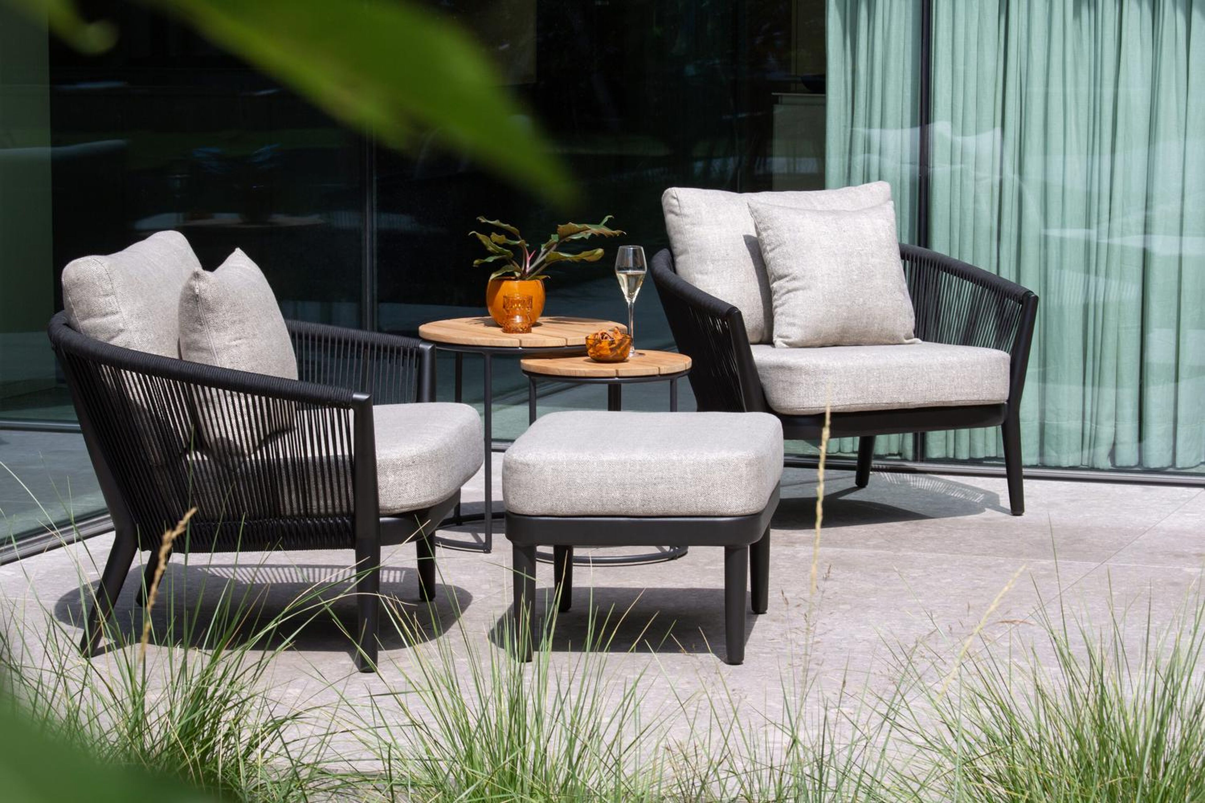 Orso loungestoel 1-zit in zwart aluminium en zwart verticaal geweven ronde rope met natte charcoal chine all weather sunbrella® luxe kussen